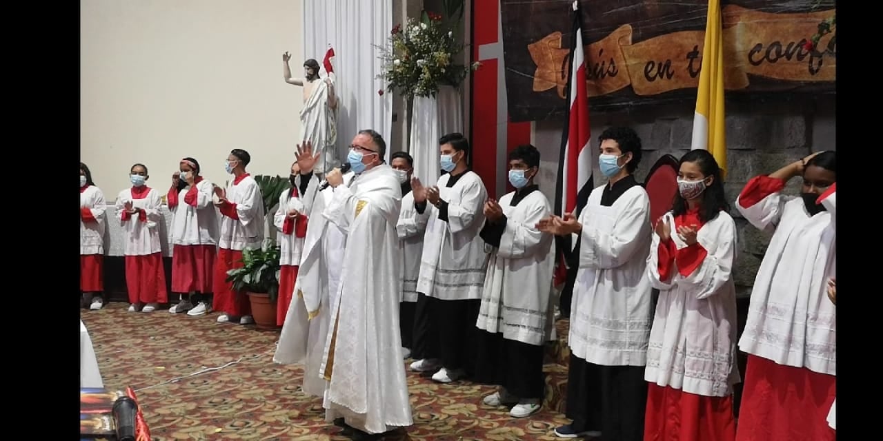 El padre Sergio Valverde, a ritmo de punta, se mandó con una canción para que usemos mascarilla y evitemos el contagio