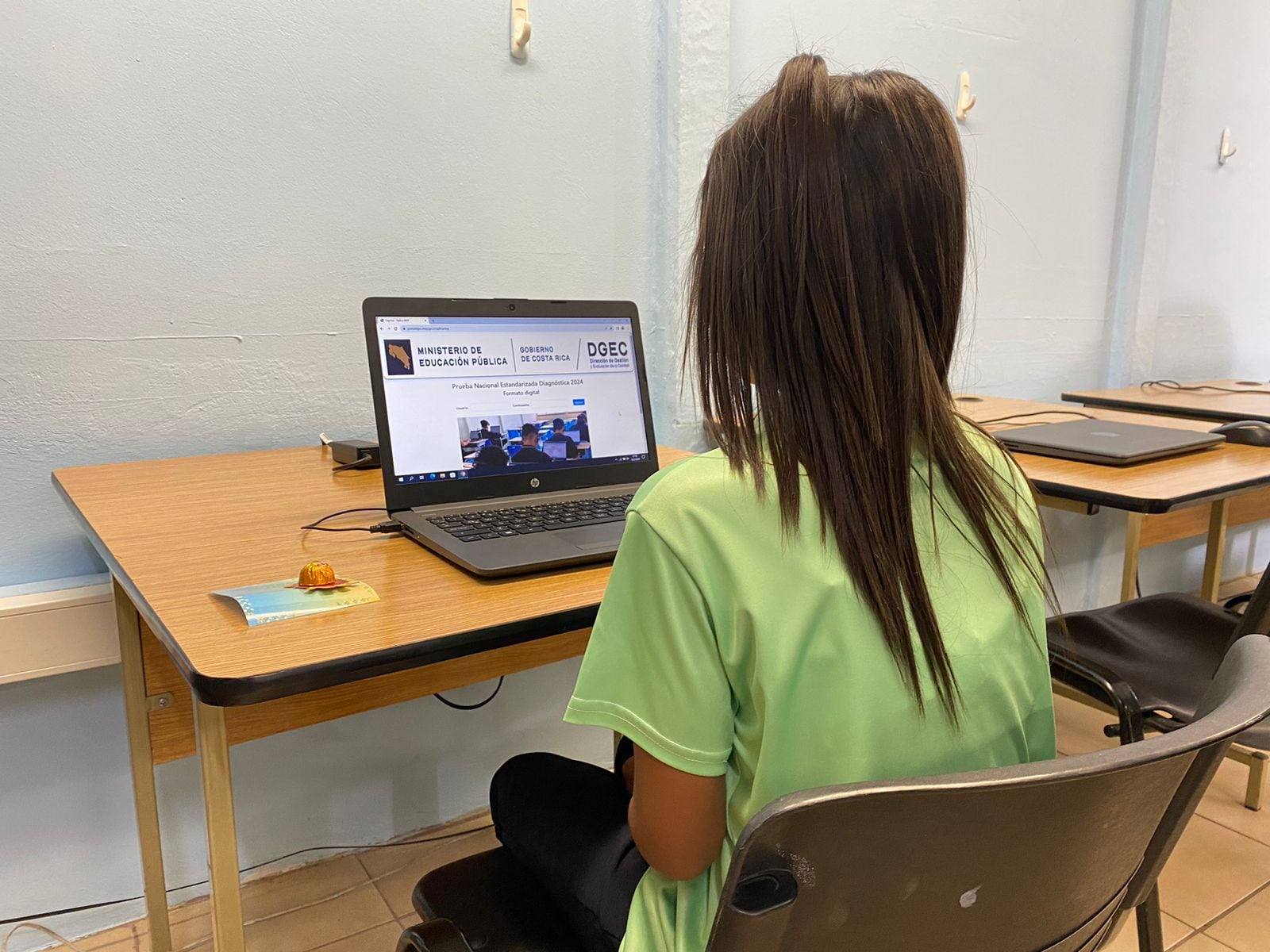 Este lunes arrancaron las pruebas nacionales estandarizadas diagnósticas del Ministerio de Educación Pública. En la imagen, una estudiante de la Escuela Brasil en Santa Ana (San José) durante el inicio del examen. Fotografía: Valeria Martínez.