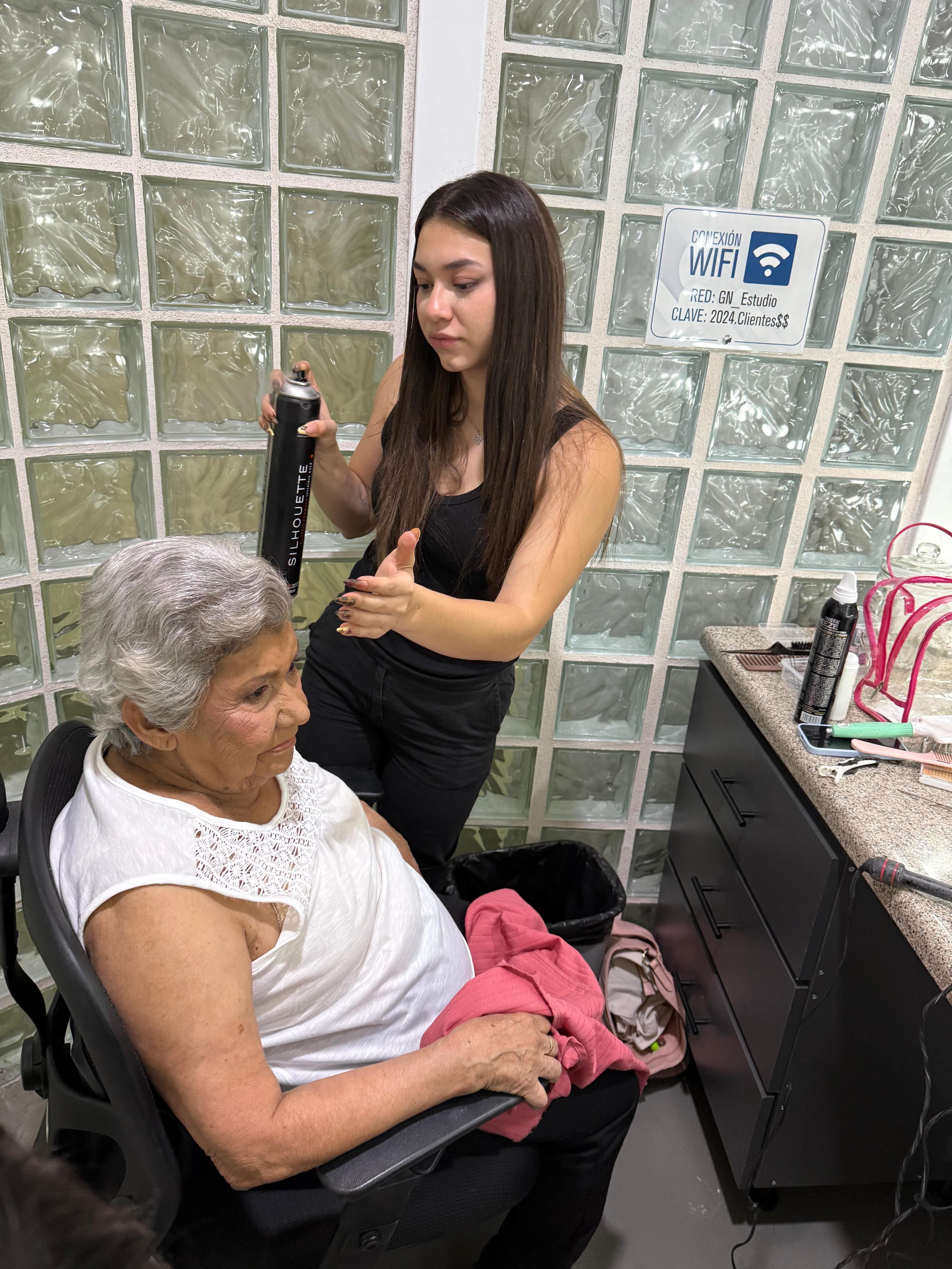 Miriam Ramírez Oliva, tiene 81 años (en noviembre cumplirá 82) y es madre de siete hijas, todas mujeres, fue seleccionada para ser chineada como reina por un día con nuestra promoción ¡Gracias mamá!