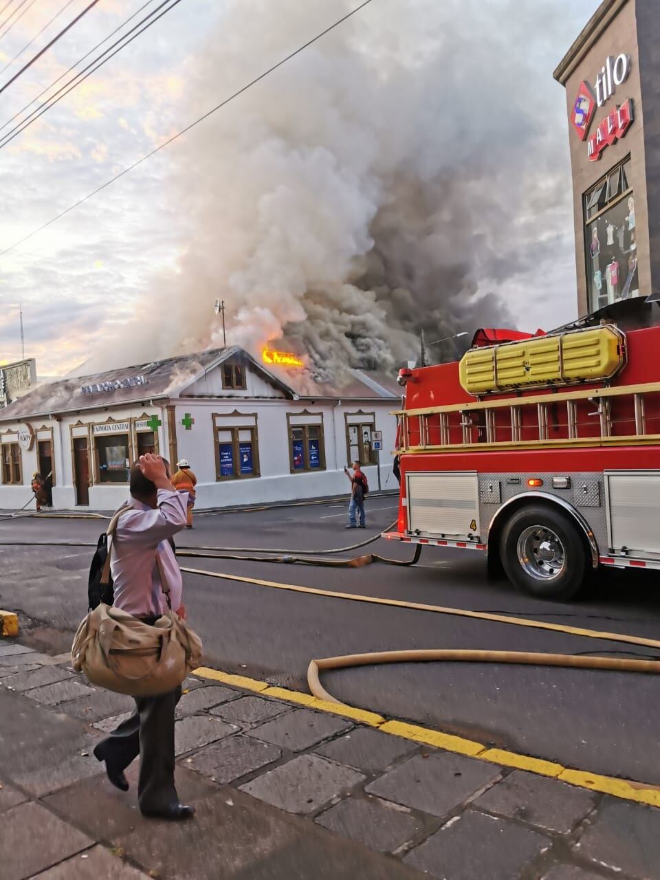 Incendio causa daños en la histórica Farmacia Central, la cual fue casa del doctor Max Peralta. Foto Keyna Calderón.
