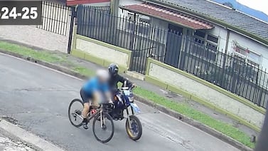 (Video) OIJ busca a motociclista que tocó a ciclistas en vía pública