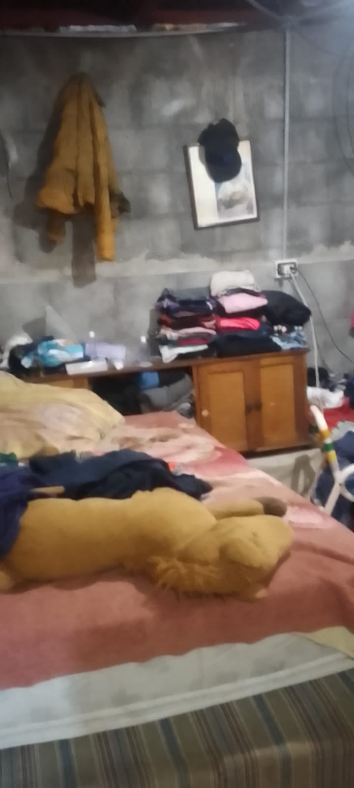 किम्बर्लीला सात मुले आहेत आणि ती त्यांना नोटबुक विकत घेऊ शकली नाही कारण तिच्या पतीला दोन झटके आले होते.