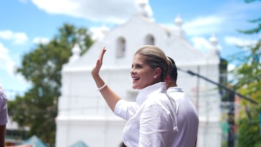 Abogado dice algo delicado sobre proyecto presentado por Laura Fernández para quitar la pensión a expresidentes