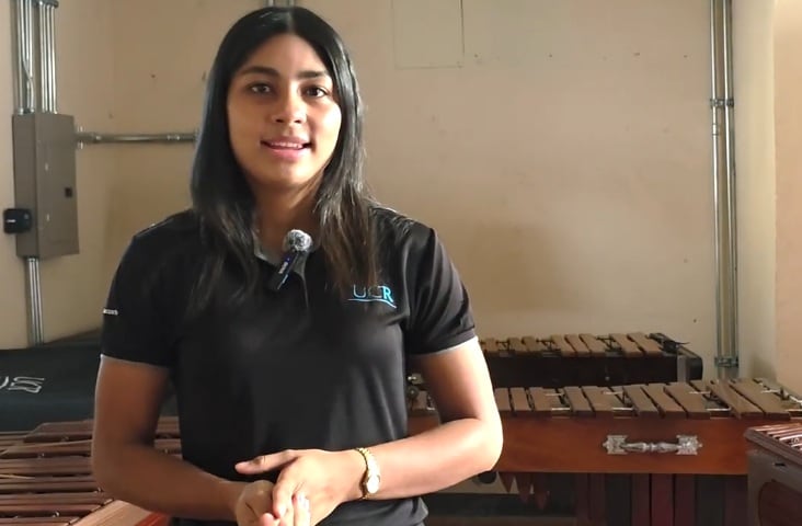 Profesor Raziel Acevedo de la UCR creció escuchando tocar a sus abuelos y ahora dirigirá a Costa Rica en el encuentro más importante del planeta para los marimbistas, el "Mundial de marimbas". En la foto la estudiante Sofía Pizarro.