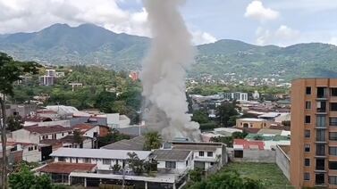 Exministro de Seguridad se llevó tremendo susto por incendio que consumió su carro