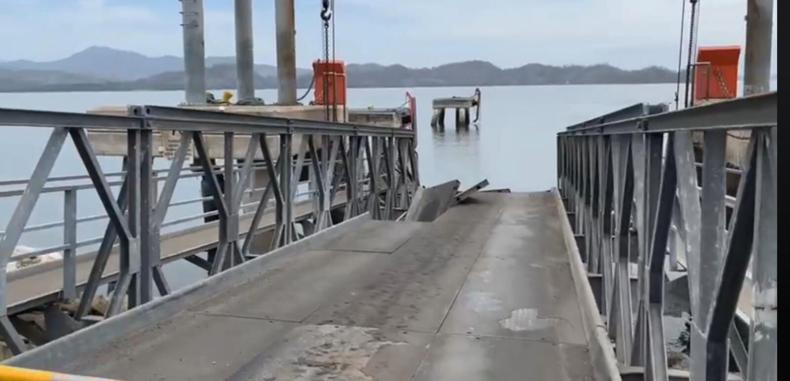 El ferry Tambor III, de la Naviera Tambor, colisionó la rampa de acceso en el Paquera la mañana de este martes.