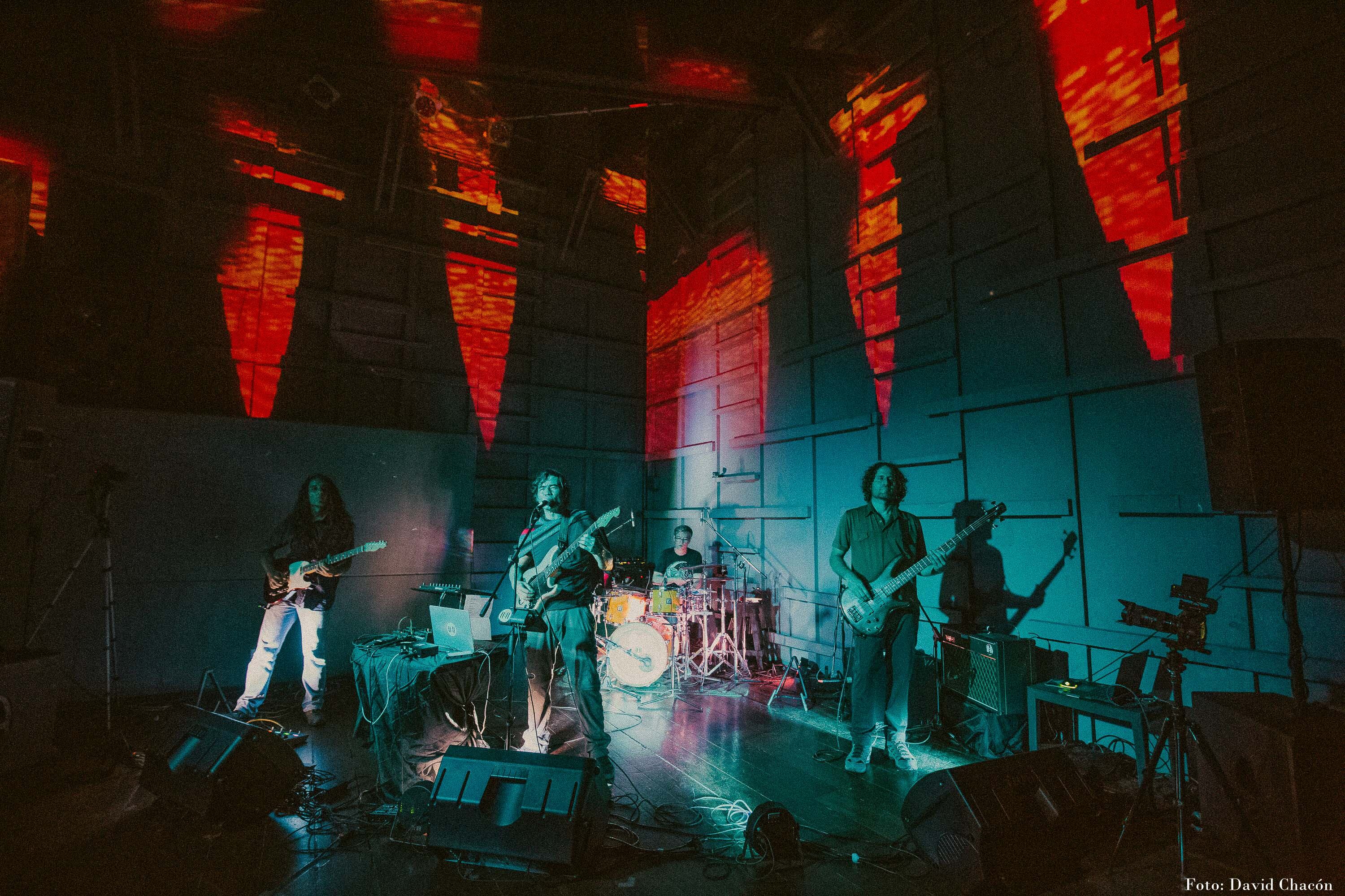 La banda costarricense 11:11 lanzó su primer sencillo 'Este Momento' en el 2012.