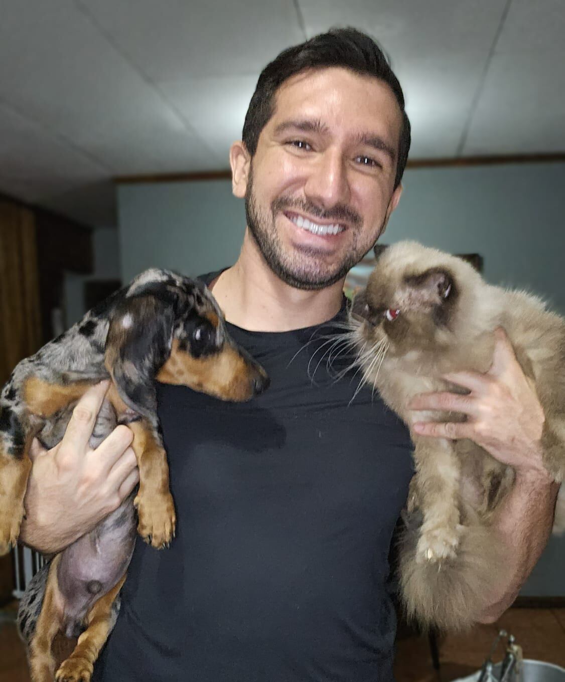 Juan Carlos Zumbado y su perro salchicha Teo.
