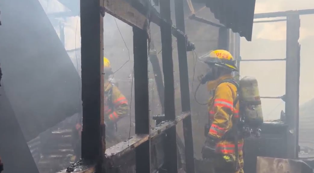 Las tres casas sufrieron graves daños. Foto Bomberos.