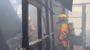 Gran incendio causa daños en tres viviendas en Desamparados
