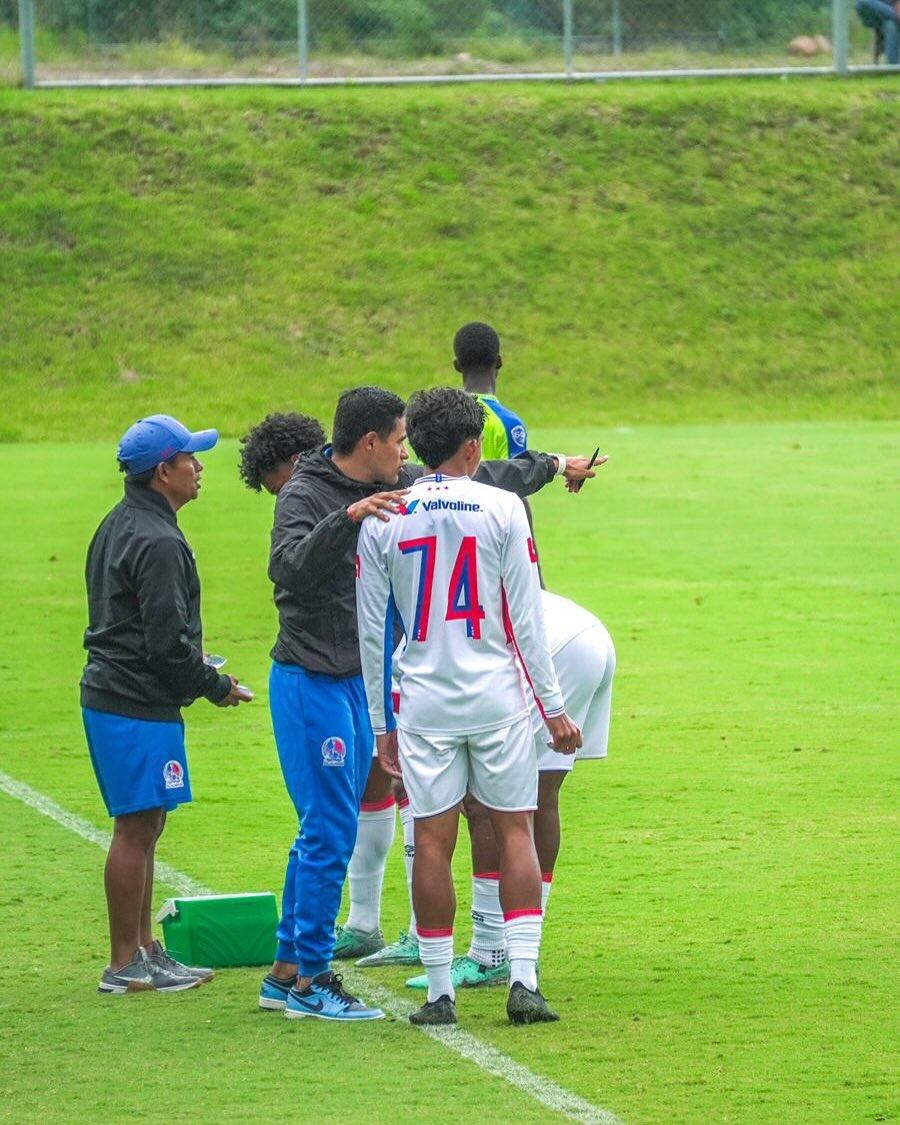 Esta fue una de las fotografías compartidas por Róger Rojas como técnico.