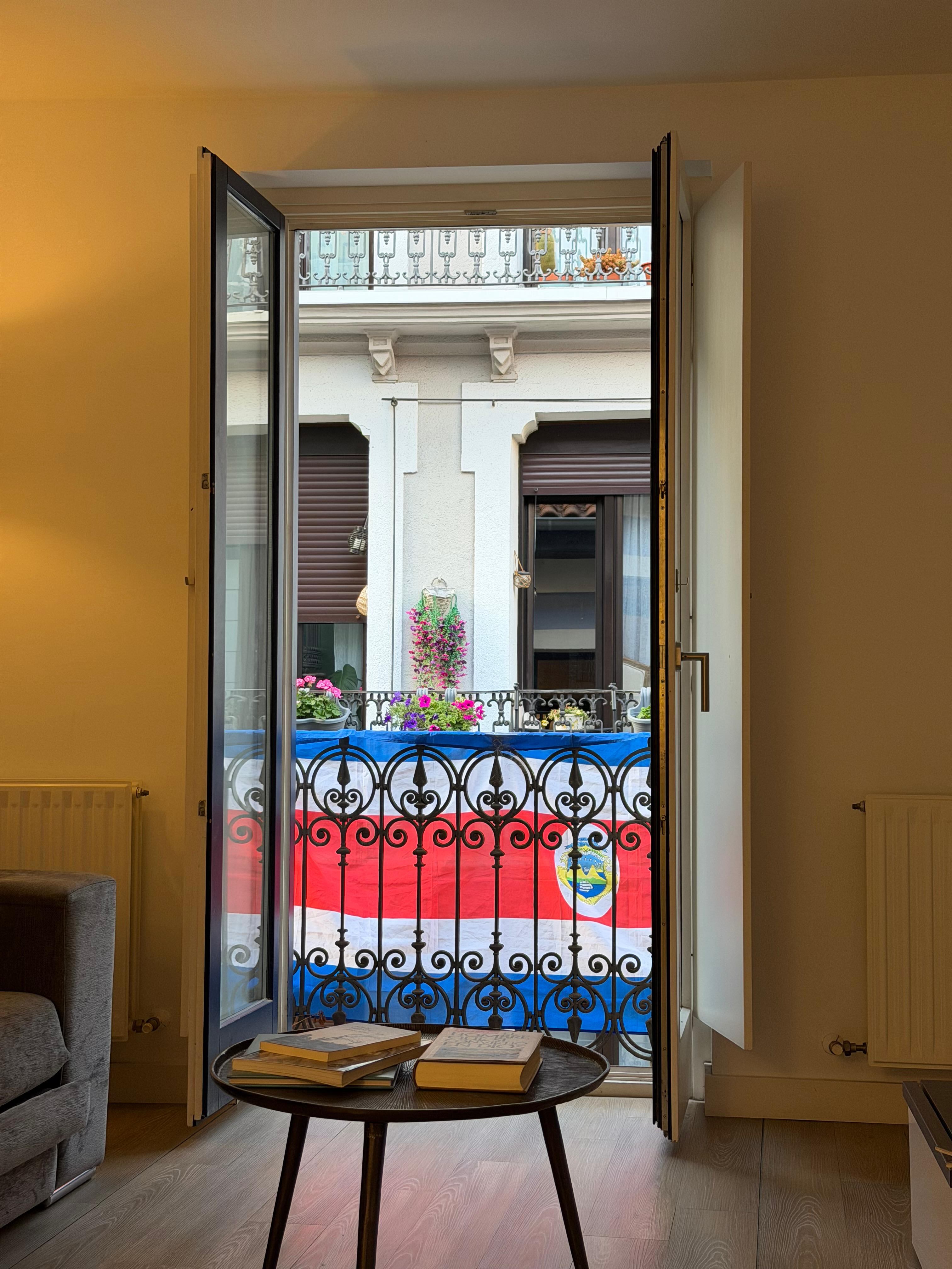 Valeria Solano Rodríguez nació en el barrio San José Sur de Atenas (Alajuela), fue a la escuela Barrio Jesús y al Colegio Bilingüe de Palmares. En el 2018 se fue para España a estudiar periodismo y ya no regresó más porque ahí le fue apareciendo trabajito una vez se graduó de periodismo