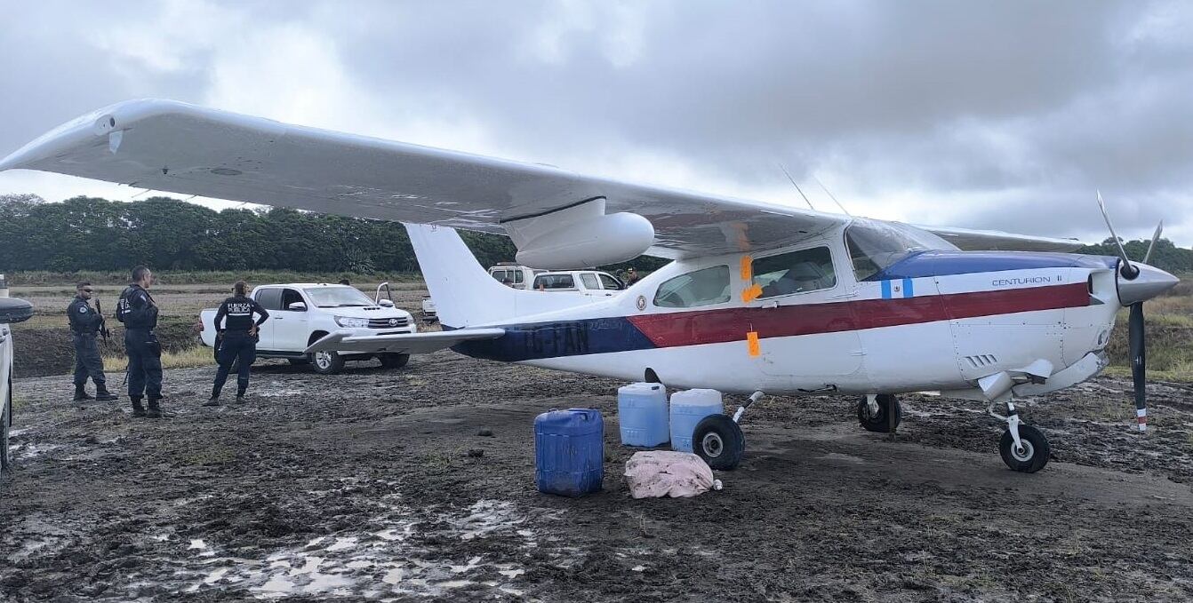 Decomisan 300 kilos de cocaína en una avioneta