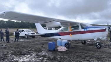Interceptan avioneta cargada con 300 kilos de cocaína justo antes de despegar