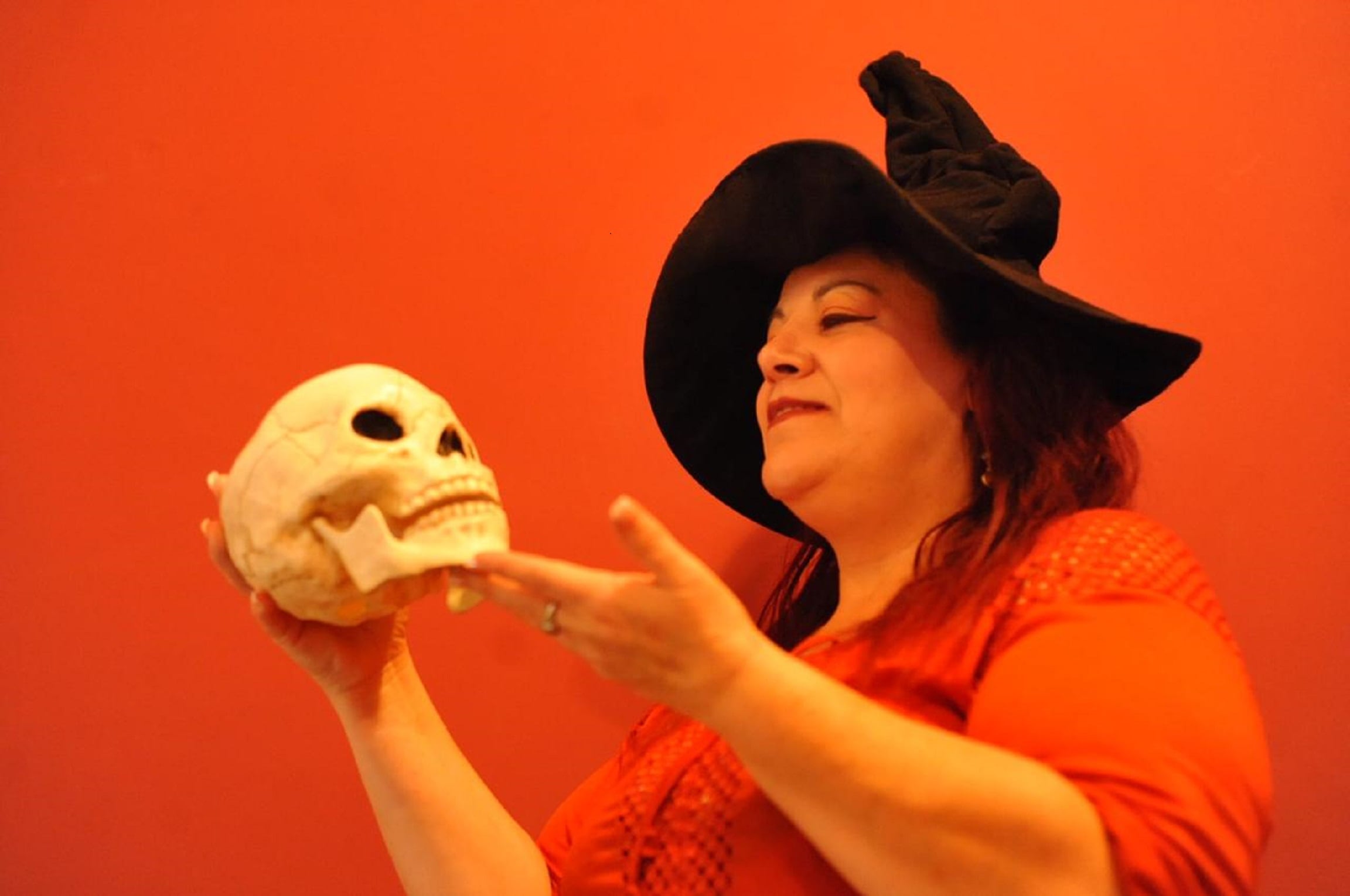 Sally, una bruja de verdad, nos aconseja para pasarla bien el 31 de octubre