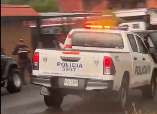 El intercambio de disparos se dio frente al Maxi Palí de Parrita.