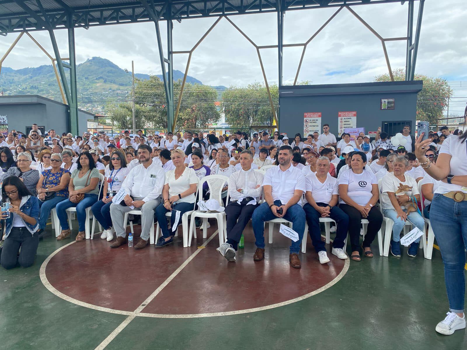 “Caminata por la paz” fue el nombre del evento en el cual la iglesia católica y evangélica, así como toda la sociedad del cantón de Alajuelita se unió en una misma voz: “No más violencia y muerte en nuestra sociedad”.