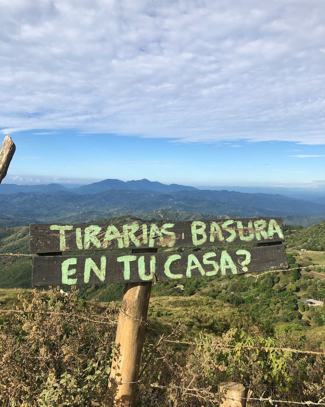 Mamá de Johanna Solano casi toca el suelo con la nariz en un desafío muy intenso.