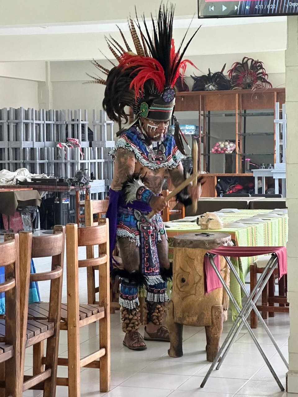 Como si fuera un rey azteca, este mexicano toca un tambor muy cerca de las pirámides.