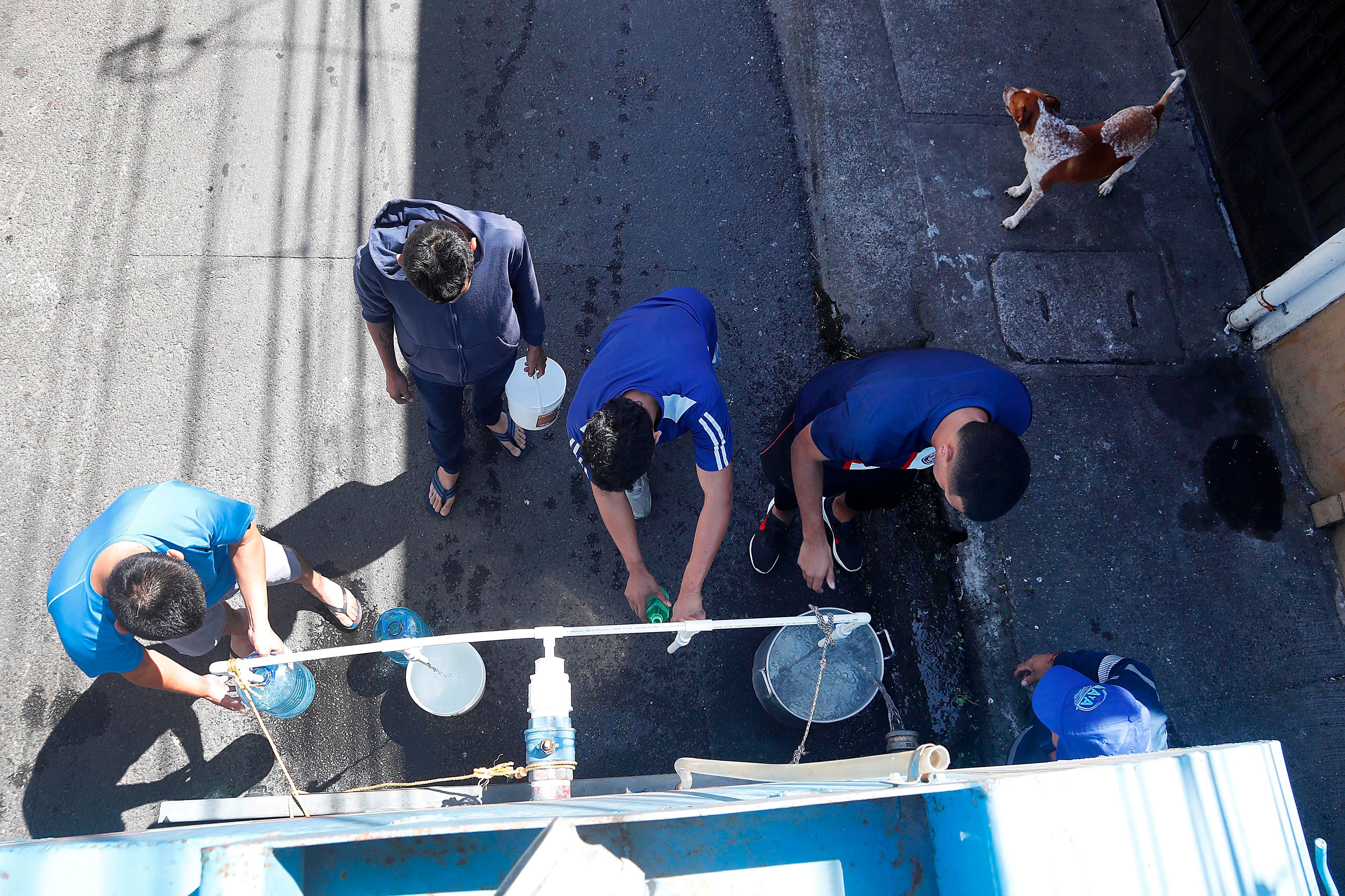 0/01/2024     Cinco Esquinas de Tibás, barrio San Gabriel Sur. Un camión cisterna contratado por Acueductos y Alcantarillados (AyA) repartió agua potable este martes por la mañana. Hombres, mujeres y niños de todas las edades se acercaron botellas, bidones, tarros y ollas para recoger agua ante la crisis que se vive por la contaminación del líquido con algún hidrocarburo hasta ahora desconocido. Foto: Rafael Pacheco Granados