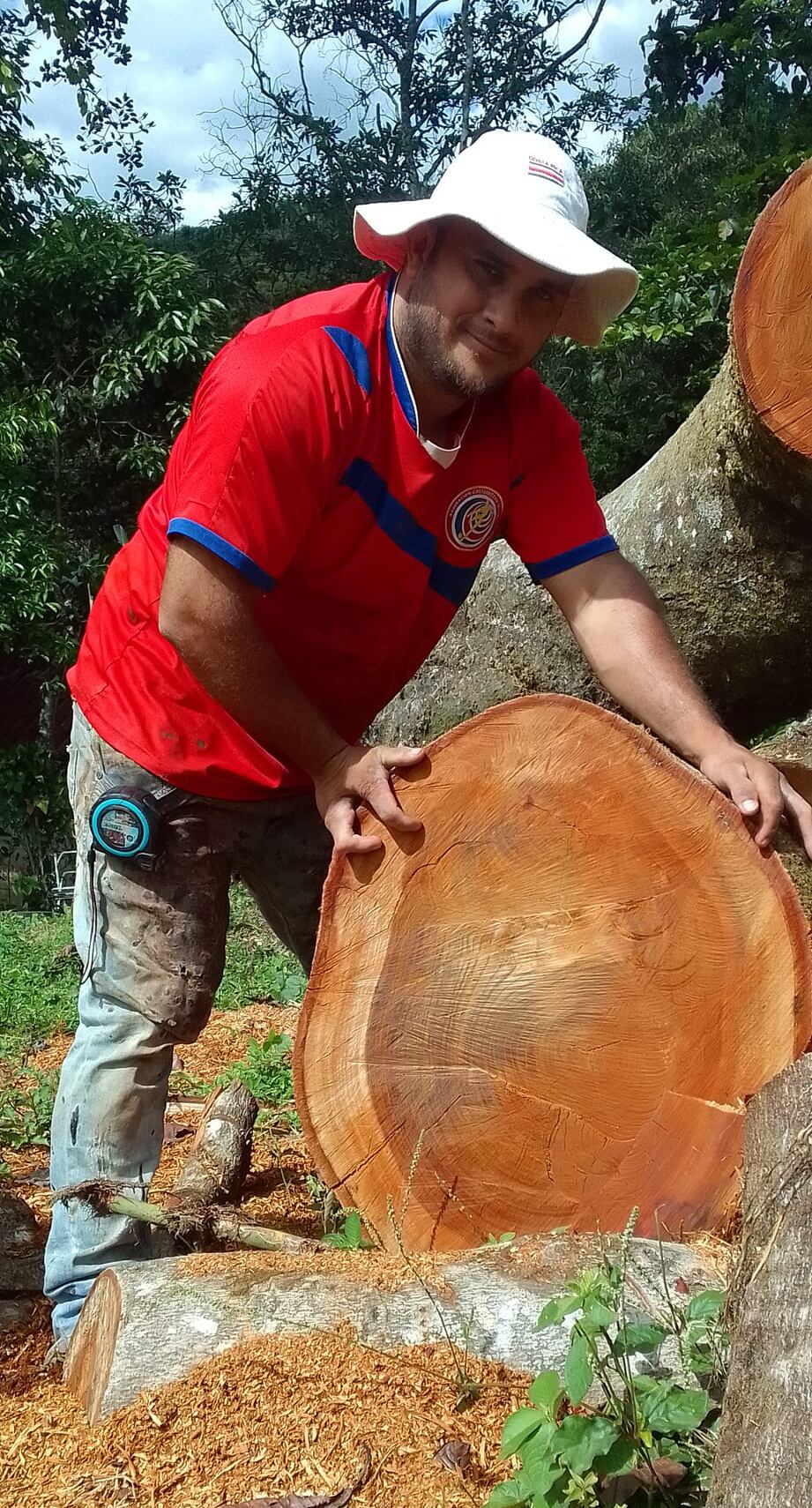 Juan Diego Hidalgo Rojas es un artesano de Grecia. Nació con 3 dedos menos en las manos.