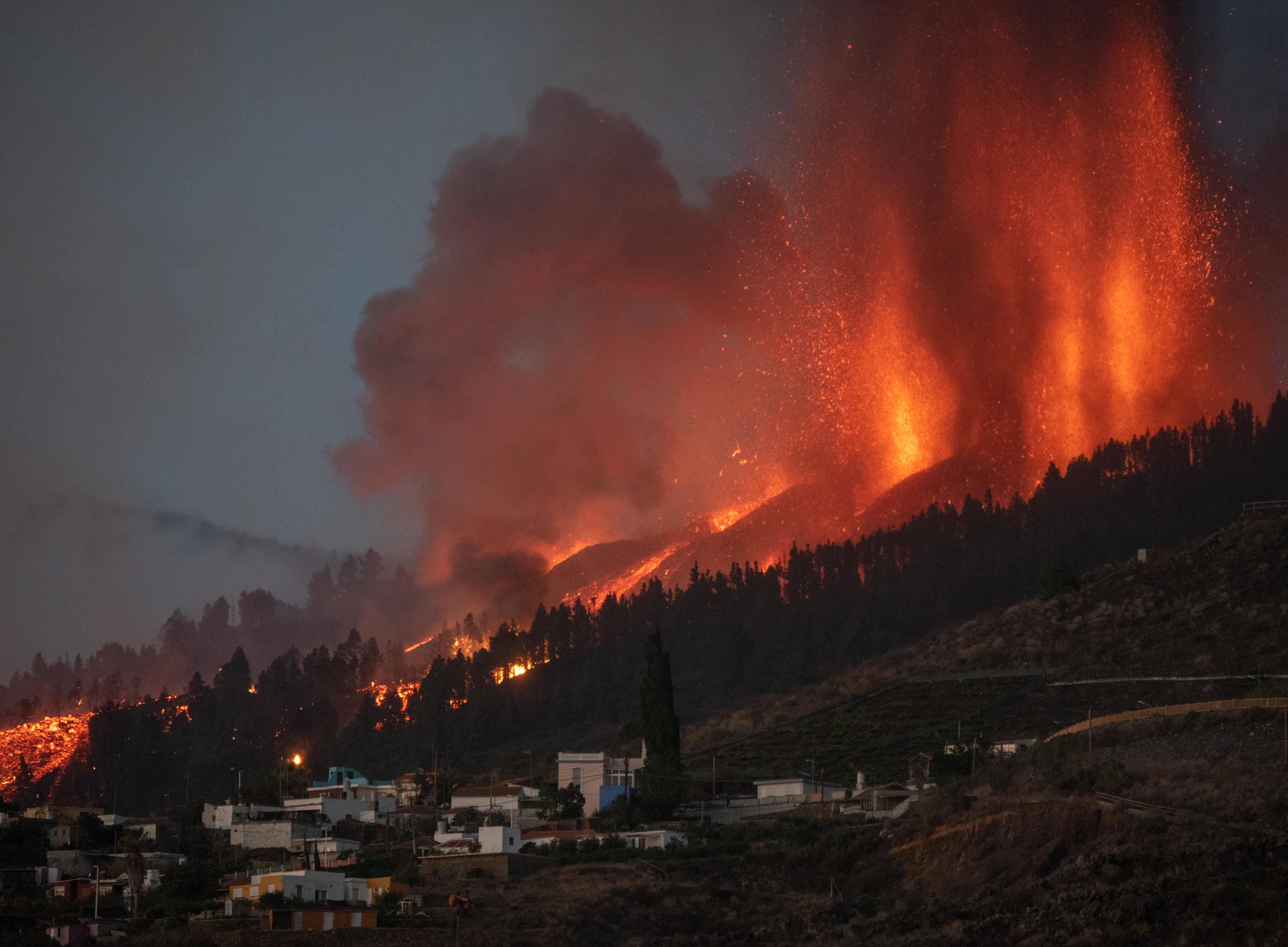Explicador - Qué son los volcanes “dormidos” y cuál volcán en Costa Rica podría erupcionar como el de Islas Canarias
 - AFP