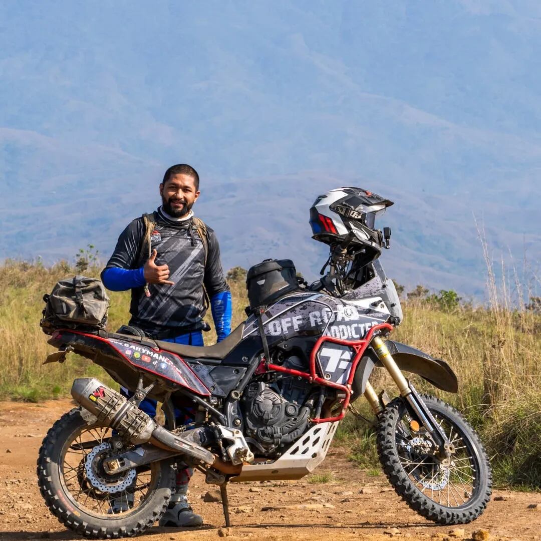 Gary Manzanida Vargas tiene una moto Yamaha Tenere 700 con la que recorre Costa Rica
