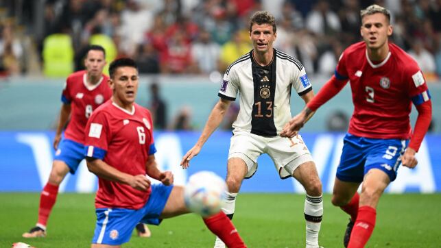 El defensor de la Selección, Óscar Duarte (6) lamentó que Costa Rica no pudiera clasificar a octavos de final. AFP.