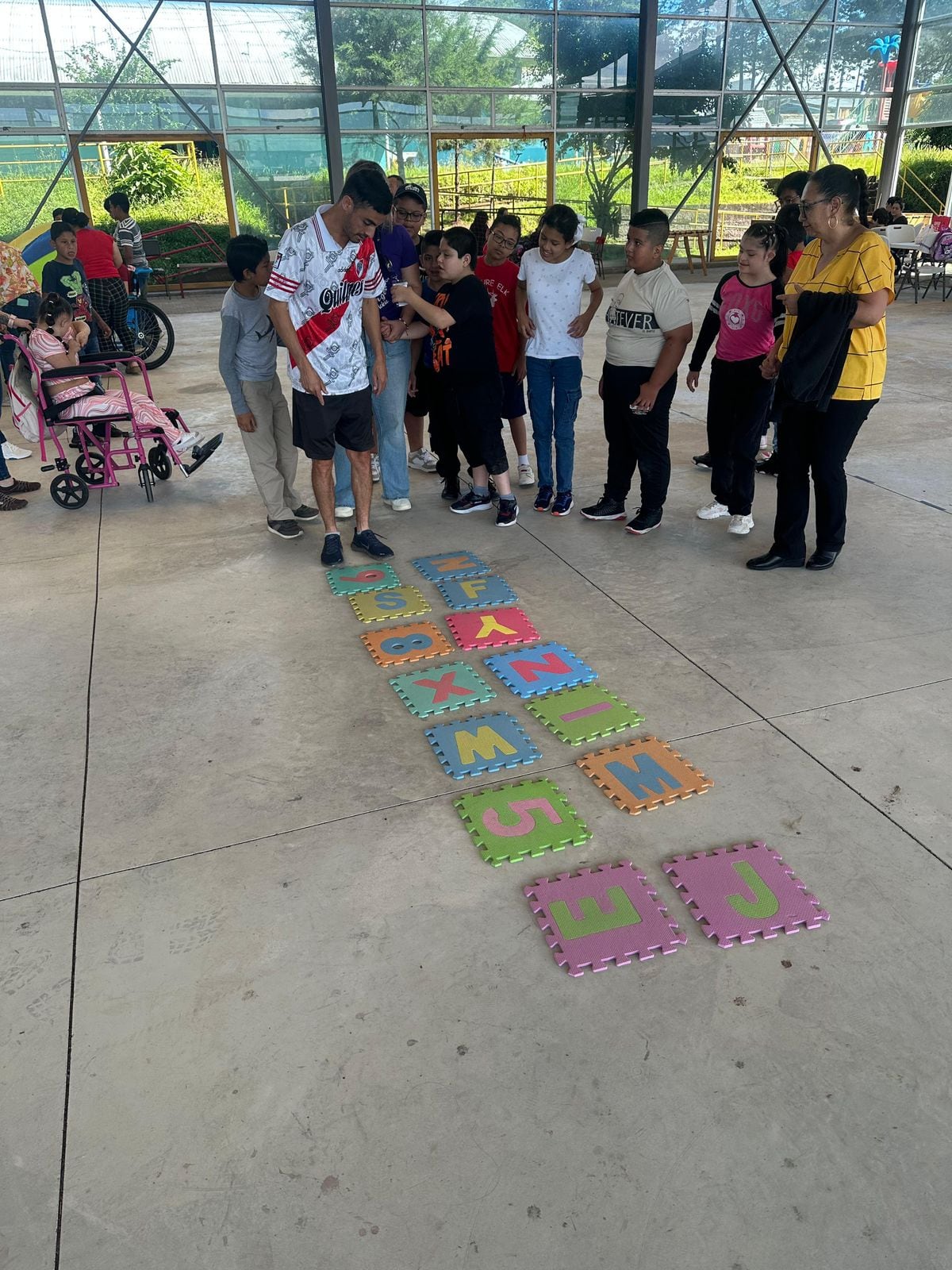 La filial de River Plate hace ayuda social en nuestro país.