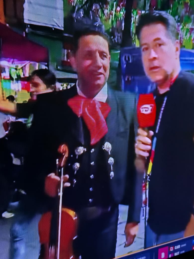 Gustavo López tuvo que pedir ayuda a Josué Quesada para completar el pago.