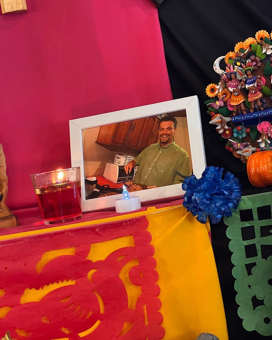 Gerardo Zamora en altar de muertos. Ginnés Rodríguez y sus hijos recibieron bonita sorpresa.