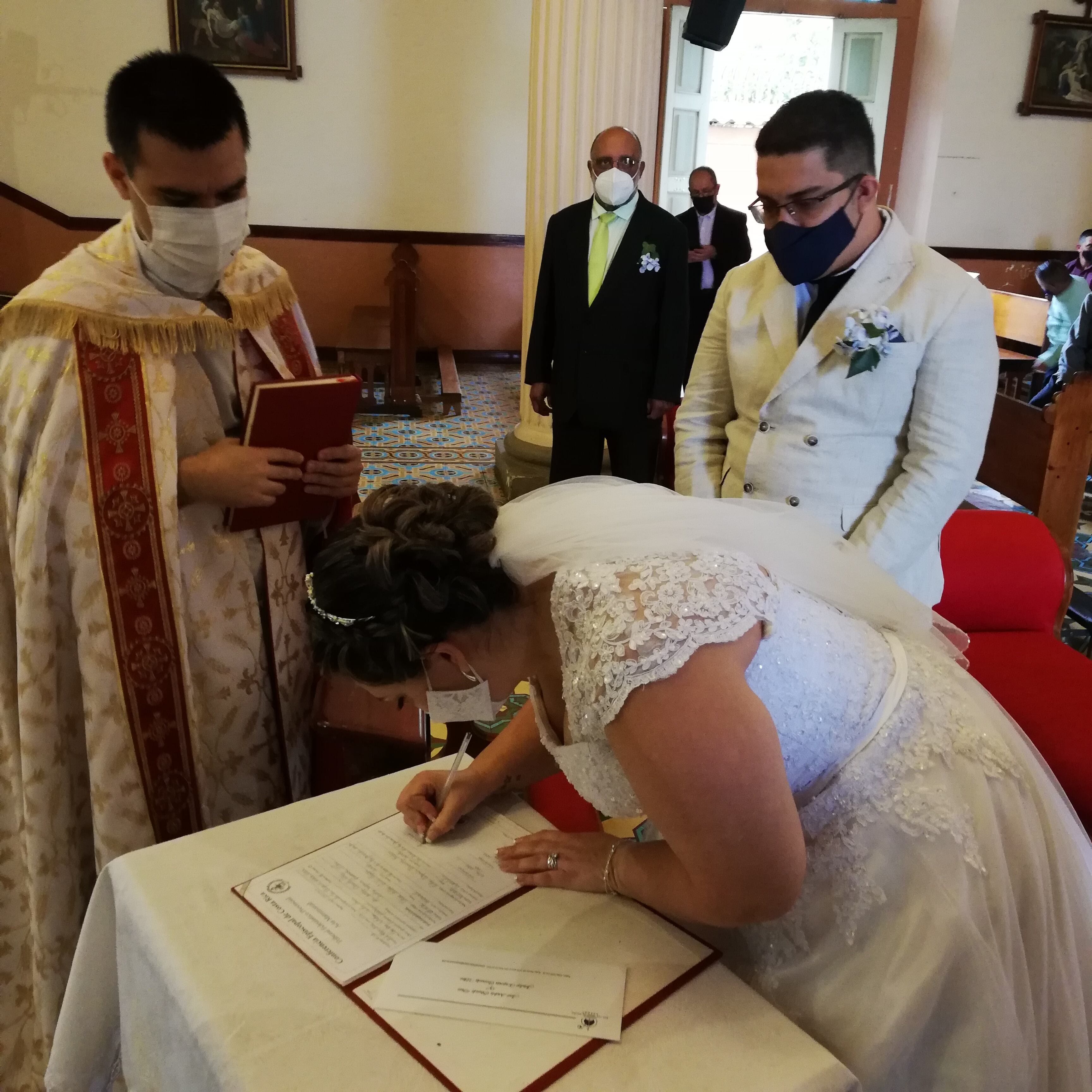 A las once de la mañana de este sábado 20 de marzo, Jendry Quesada Ulloa, se casó con José Andrés Obando Díaz, después de haber pospuesto la celebración en dos ocasiones anteriores por culpa del covid-19.