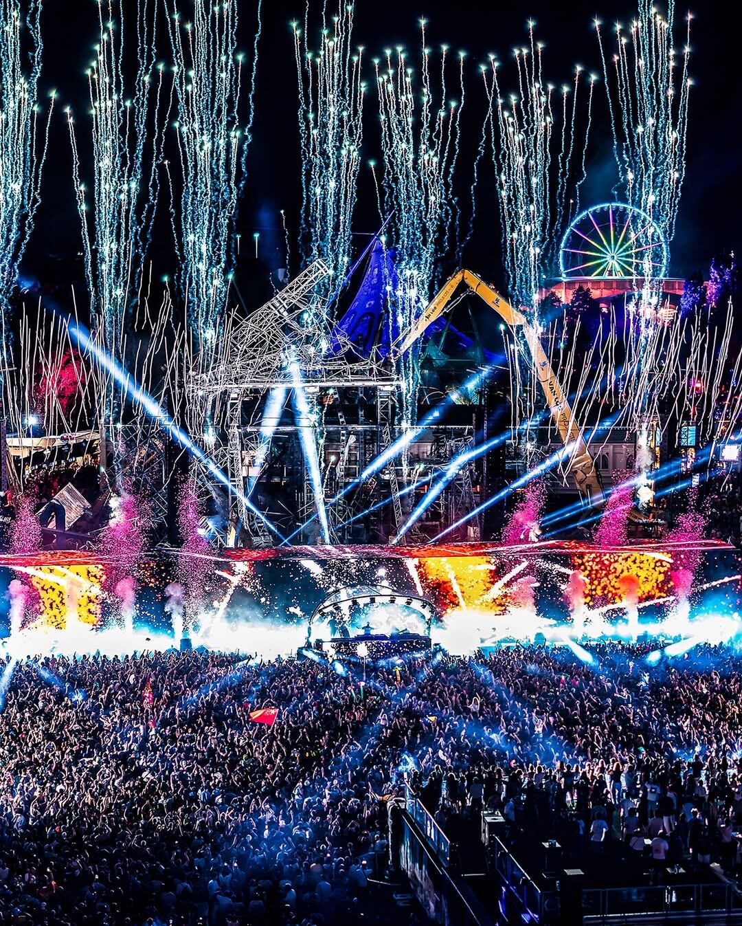 Tres guapísimos costarricenses andan robando miradas y suspiros en el famoso festival de música electrónica Tomorrowland.