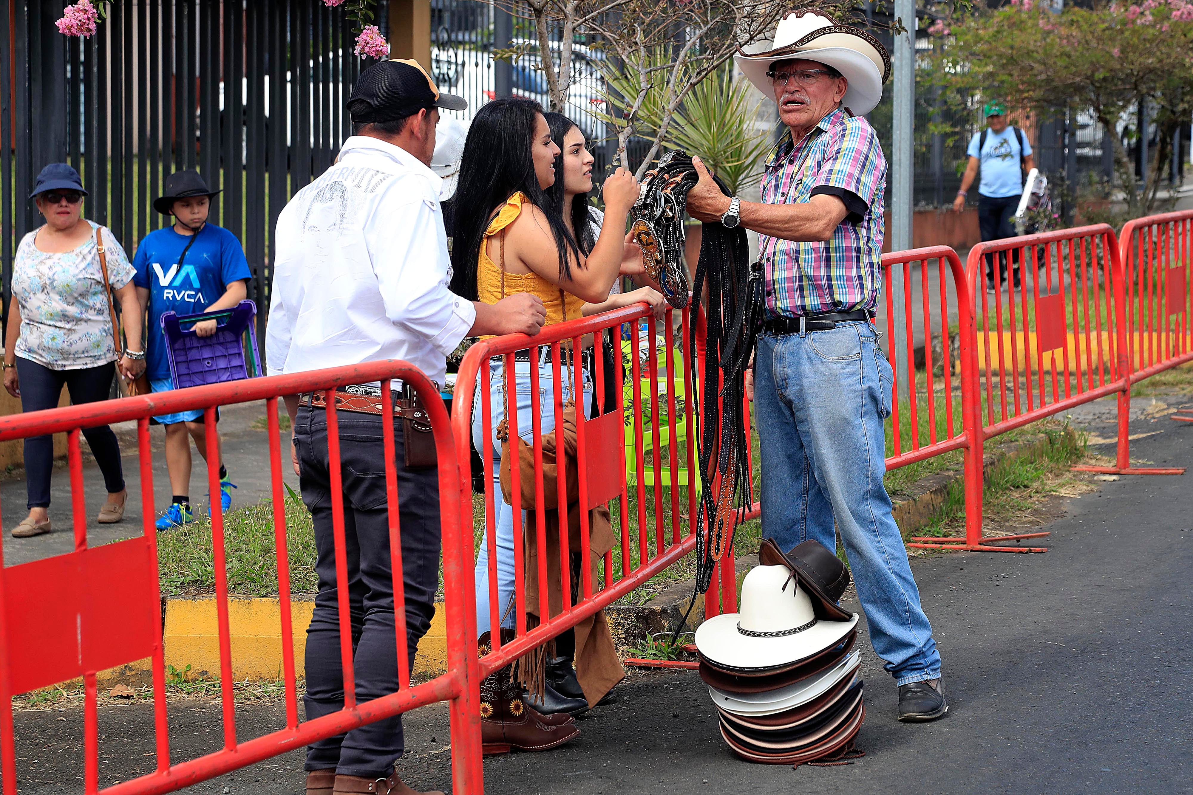 18/01/2024     Palmares. A las 10:45 a.m. todavía no calienta el ambiente en la calle principal de ingreso al centro del cantón, donde se espera que desfilen los caballistas en el tradicional tope de inicio de las fiestas cívicas.