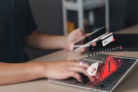 Defensoría apoya proyecto contra estafas informáticas en medio de polémica por bancos