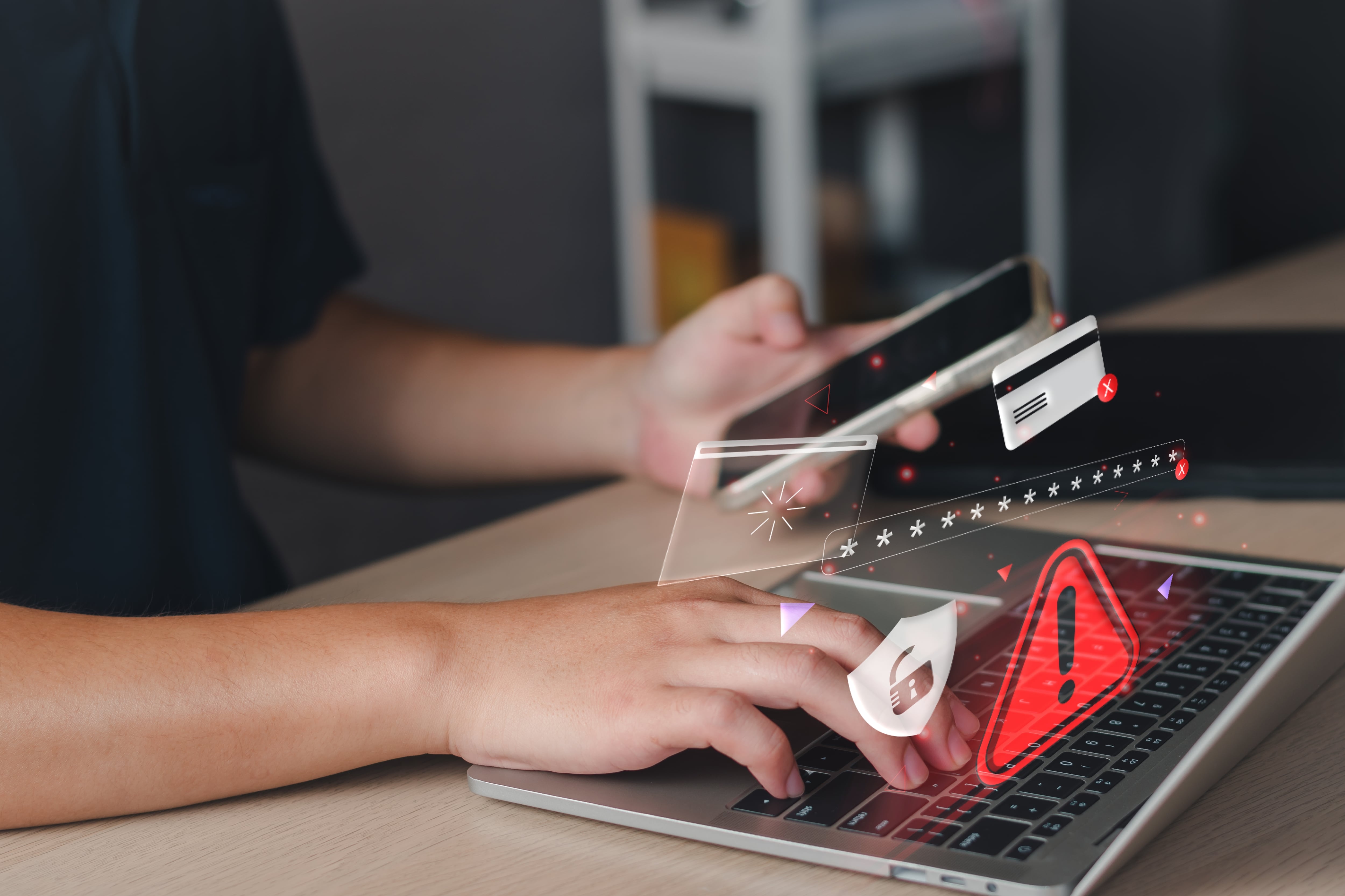 चेतावणी देताना व्यक्ती लॅपटॉप आणि सेल फोन वापरते आणि डिजिटल सुरक्षा चिन्हे दिसतात, कॉस्टा रिकाच्या सार्वजनिक बँकांनी खर्च आणि आर्थिक जबाबदारीवर परिणाम केल्याबद्दल टीका केलेल्या संगणक घोटाळ्यांचे बिल सूचित करते.