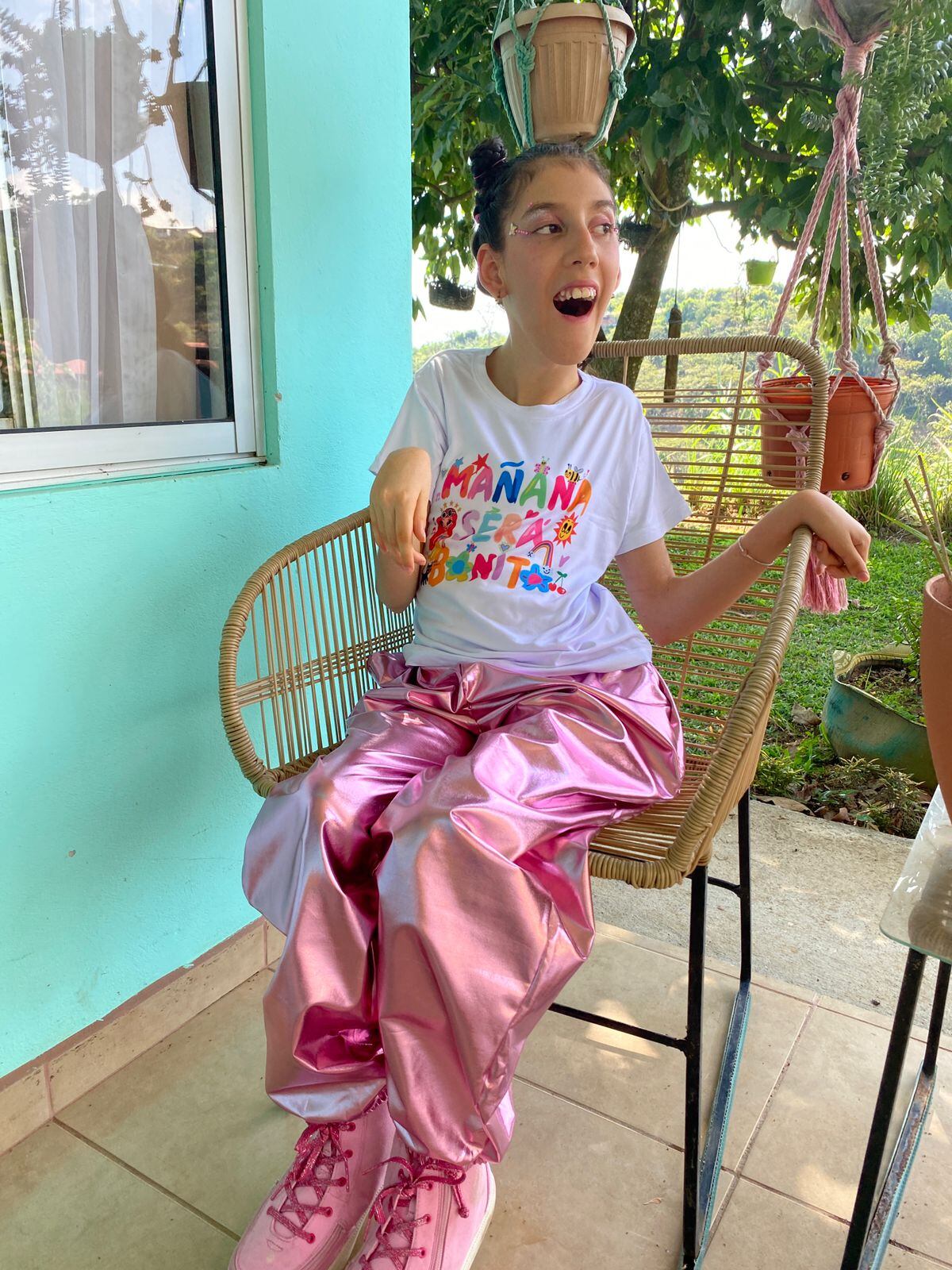 Naomy Bonilla Hernández junto a su madre Nataly Hernández Espinoza y Doña Merry (personaje de Roque Ramírez) en el concierto de Karol G.