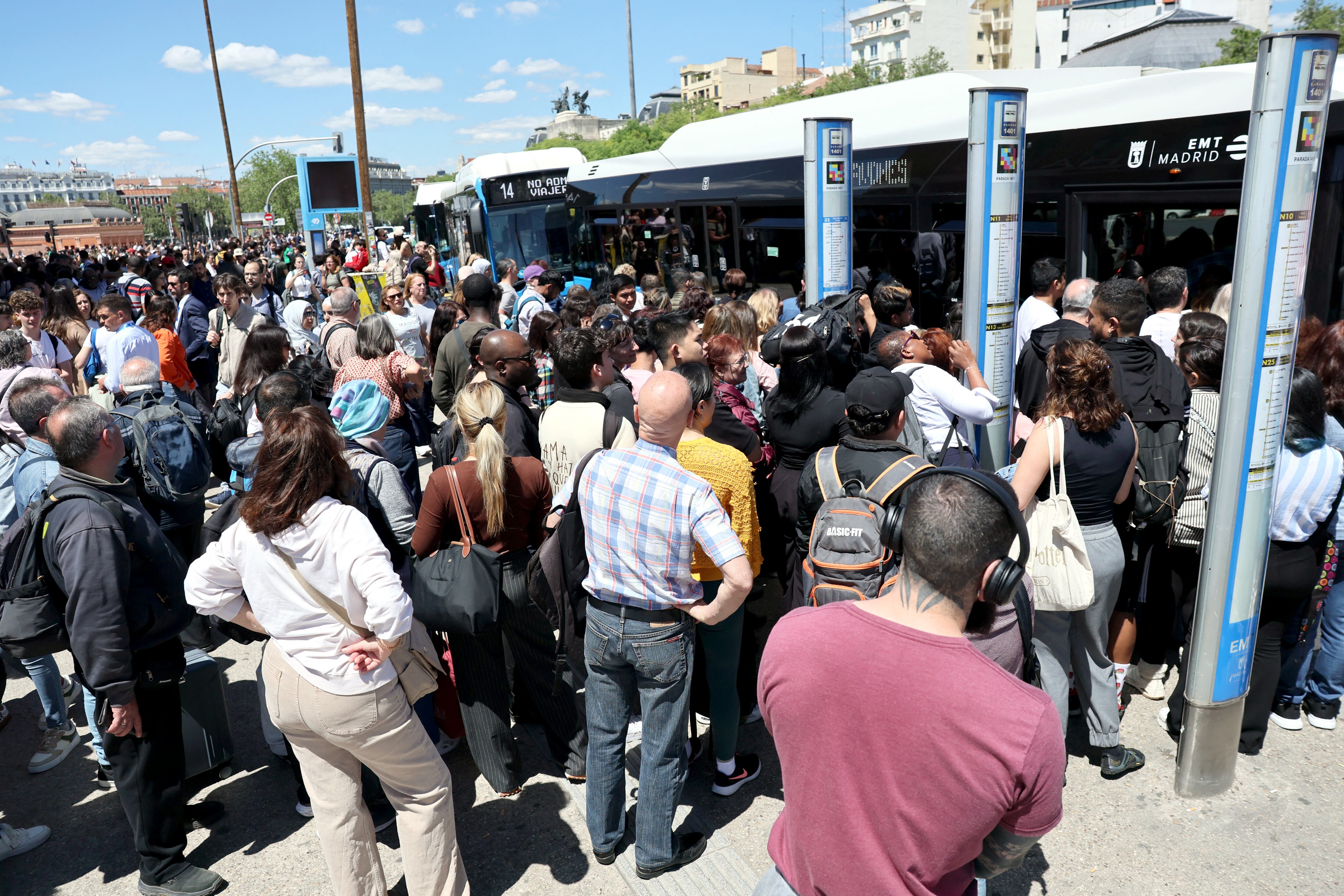 People board commuter buses outside the Atocha train station in Madrid after its closure as a massive power outage hits Spain on April 28, 2025. Power went out across all of Spain and Portugal today, cutting cellphone and internet networks, halting trains and trapping people in elevators, officials said. The operator, Red Electrica, said it would likely take six to 10 hours to restore power in the country and urged people not to speculate as to the cause of the outage. (Photo by Thomas COEX / AFP)