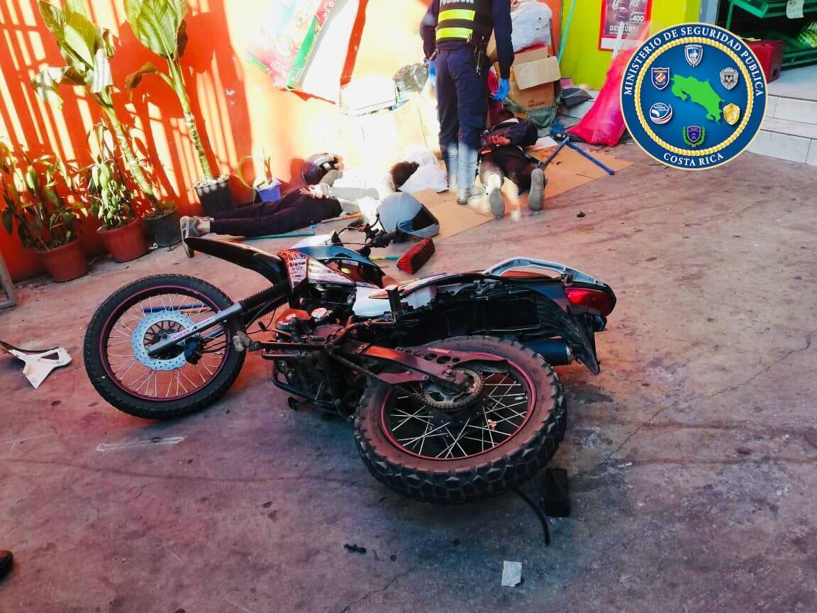 Detienen a dos sujetos sospechosos de asaltar supermercado en Aserrí. Foto MSP.