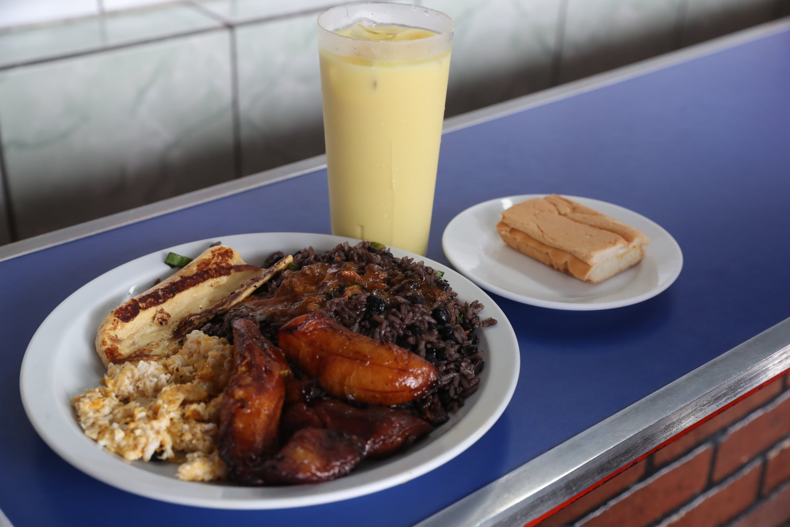 04/06/2024/ fotos de la soda Yoguis de Desamparados para La Teja / foto John Durán