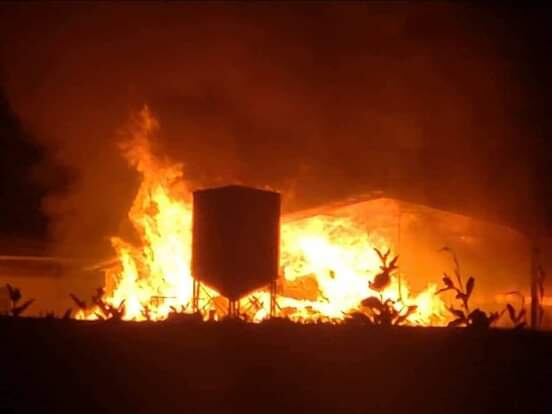 Incendio en bodega ubicada en Puerto Viejo de Sarapiquí. Foto cortesía.