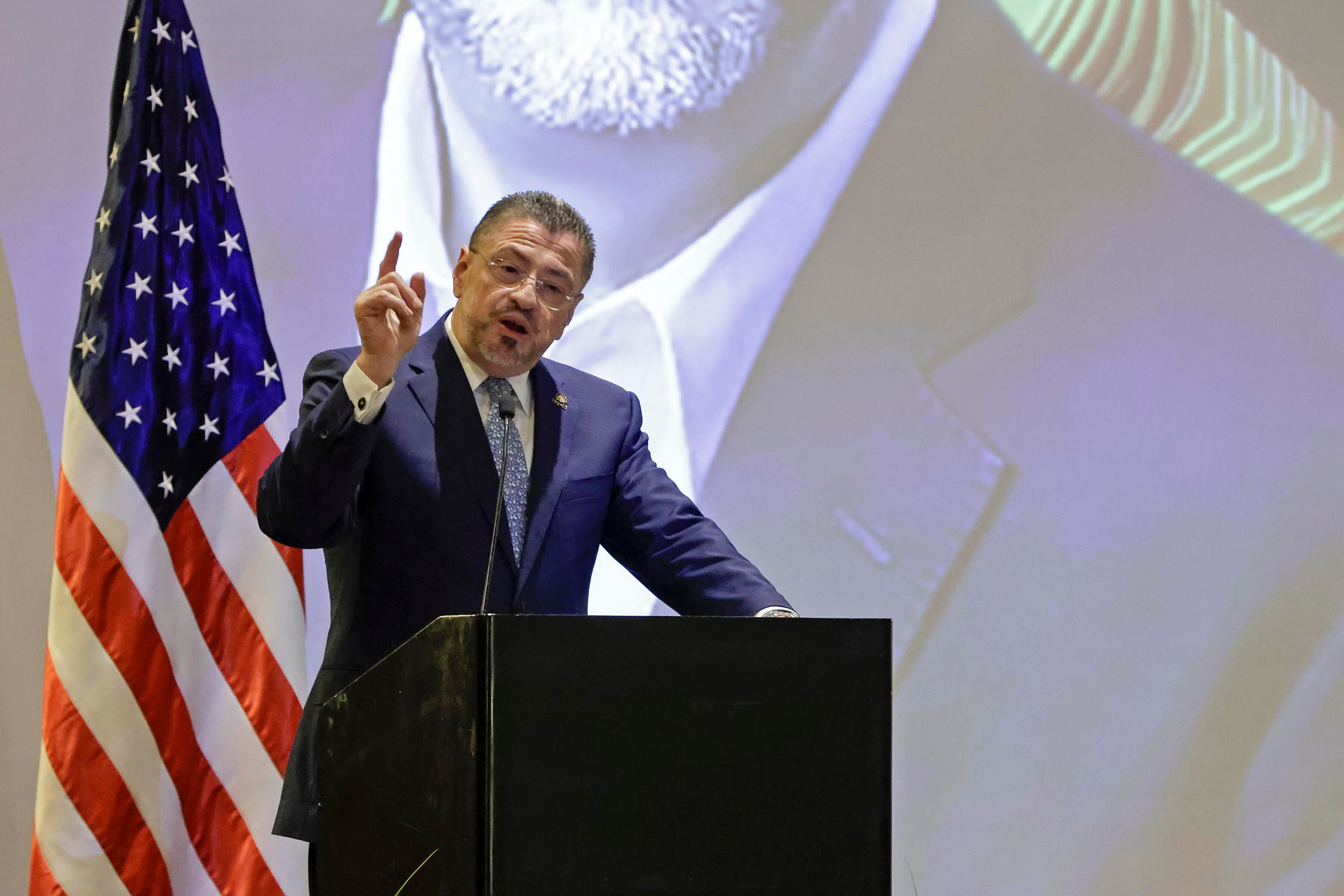 21/03/2024. Hotel Real  Intercontinental, Escazú. Hora: 05:30 p.m. Lanzamiento de la Hoja de Ruta del Ecosistema de Semiconductores en Costa Rica, con la participación del presidente Rodrigo Chaves; el ministro de Comercio Exterior, Manuel Tovar; la secretaria de Comercio de Estados Unidos, Gina Raimondo, y la jefe del comando Sur, Laura Richardson. En la foto, Raimondo y Chaves se saludan. Fotos: Mayela López