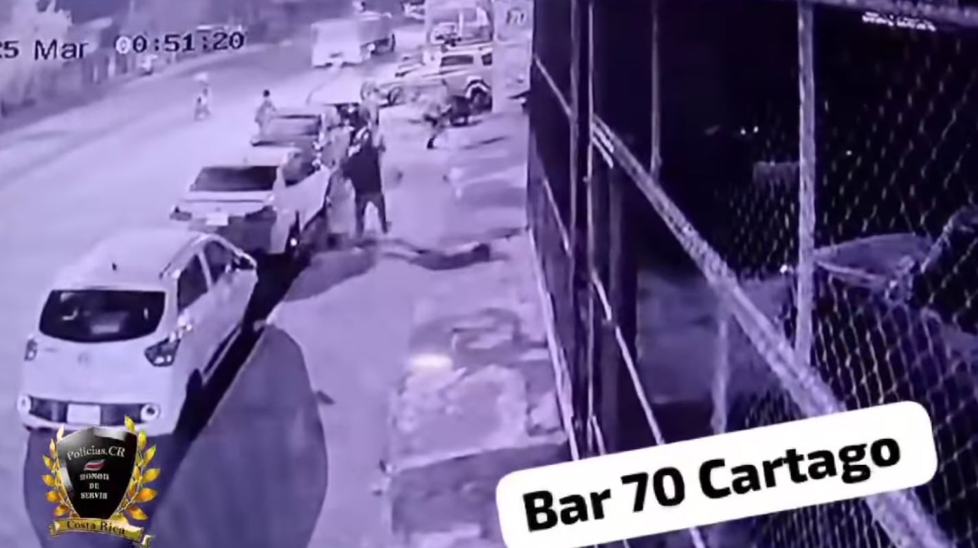 Cuatro pistoleros llegaron hasta un bar en Cartago y mataron a dos mujeres, uno entró, otro se quedó en la acera y dos en las motos.