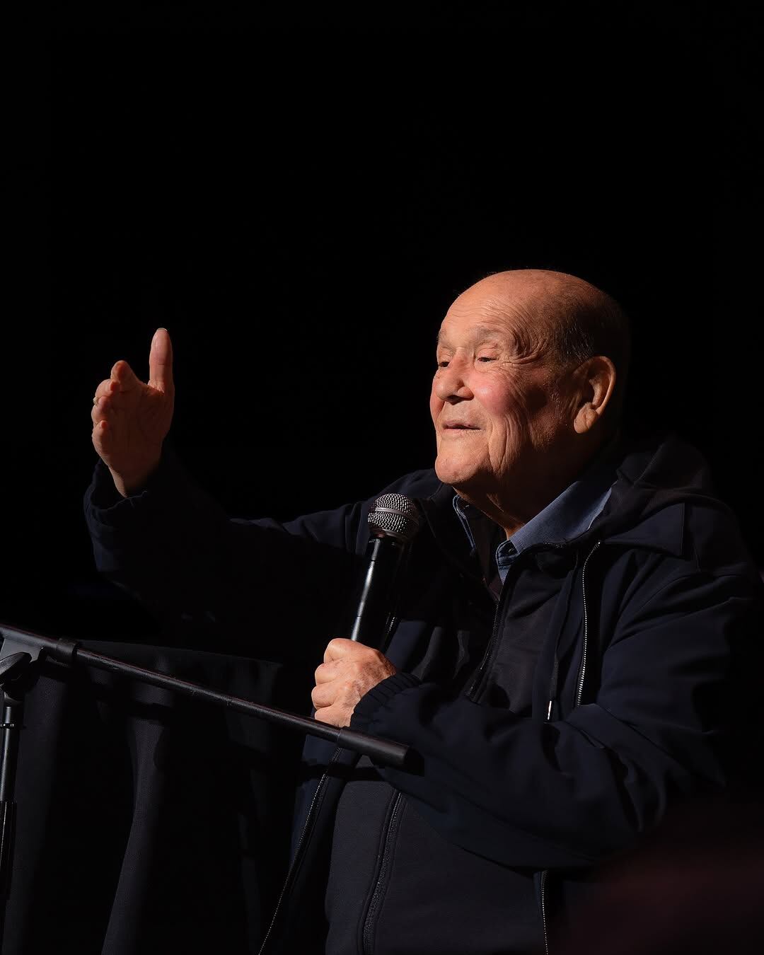 El cantante argentino Leo Dan murió este miércoles 1 de enero a los 82 años, confirmó su familia a través de un comunicado de prensa que compartió en las redes del artista.