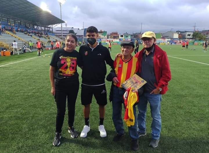 Don Marino Cantillano era todo un ícono en Santo Domingo  y un ferviente aficionado al Herediano. Foto: Cortesía.