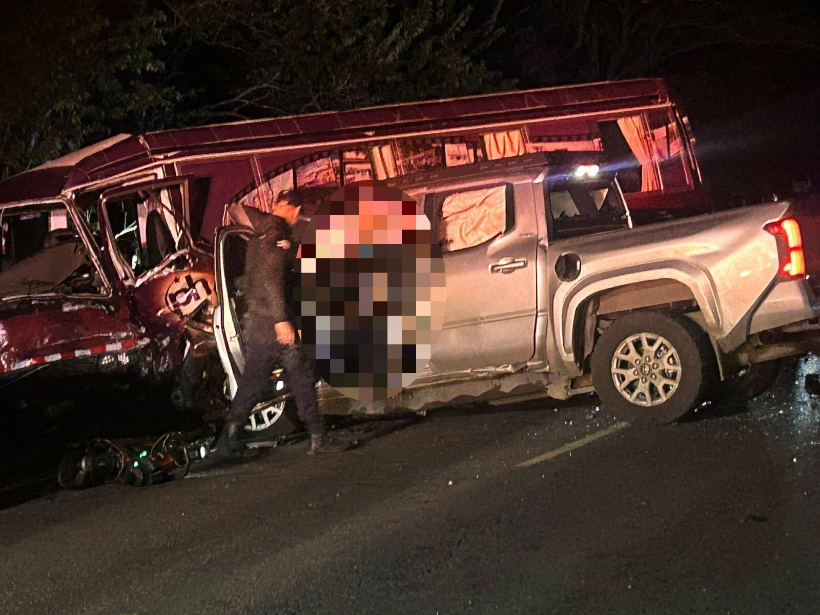 Choque entre buseta y pick up deja tres fallecidos en Guanacaste. Foto cortesía.
