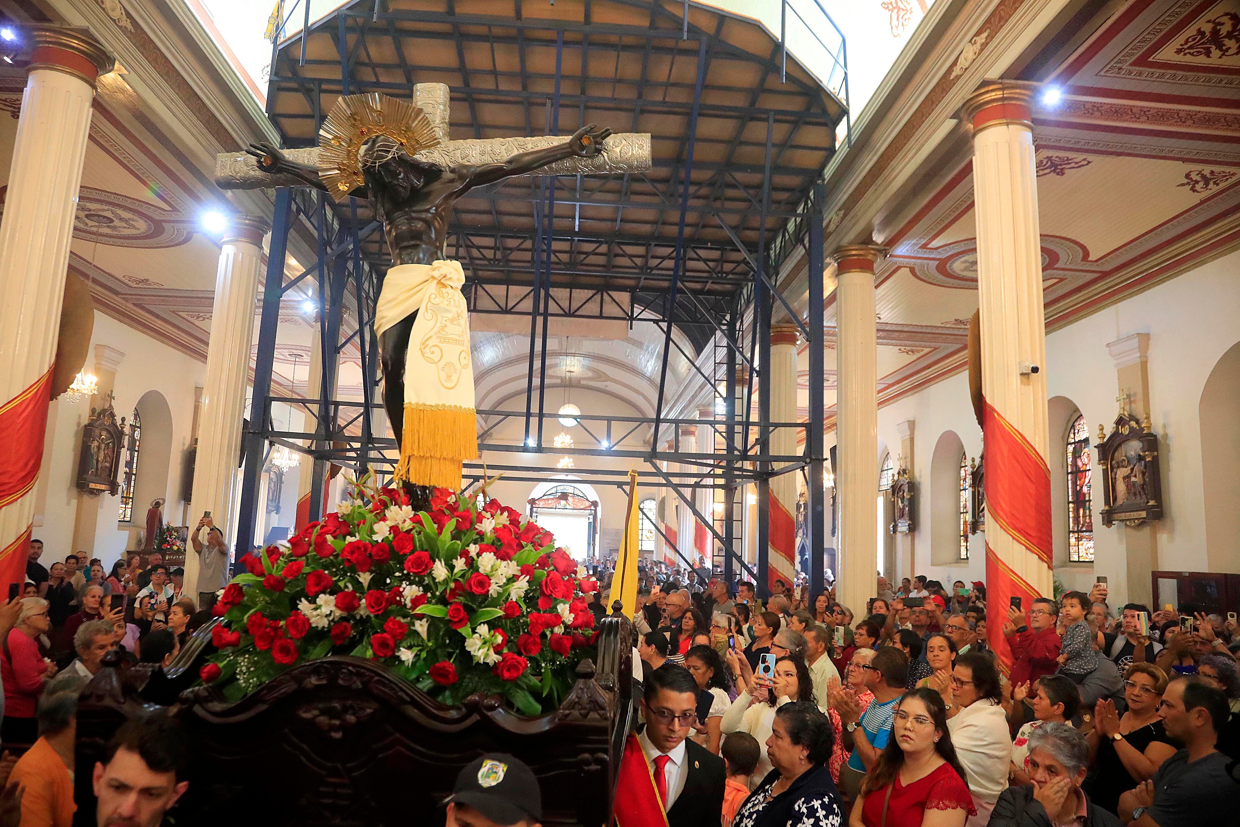 07/01/20023 San José. Romería con el Santo Cristo de Esquipulas desde la Catedral Metropolitana hasta la parroquia de Alajuelita, pasando por la comunidad de Cristo Rey conde el padre Sergio y los colaboradores de Obras del Espíritu Santo también le dieron el acostumbrado especial recibimiento de todos los años. La pequeña peregrinación también pasó por Sagrada Familia y Hatillo antes de llegar a su destino final.