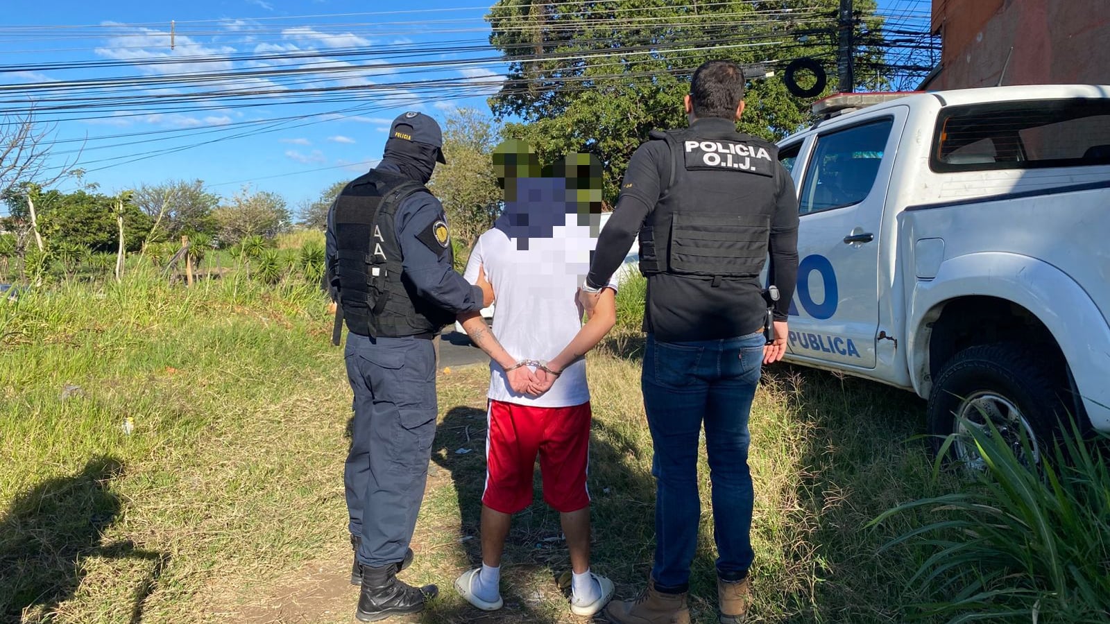 Agentes del OIJ de Heredia detienen a sospechosos de triple homicidio y de ventas de droga en Guararí. Foto: OIJ