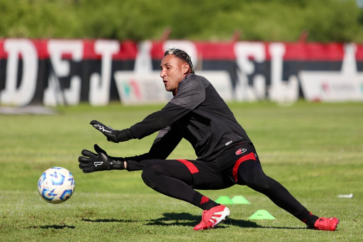 El portero del Newell’s Old Boys Keylor Navas volverá a las canchas este lunes, para seguir su camino en la liga argentina. Foto tomada de Facebook NOB.