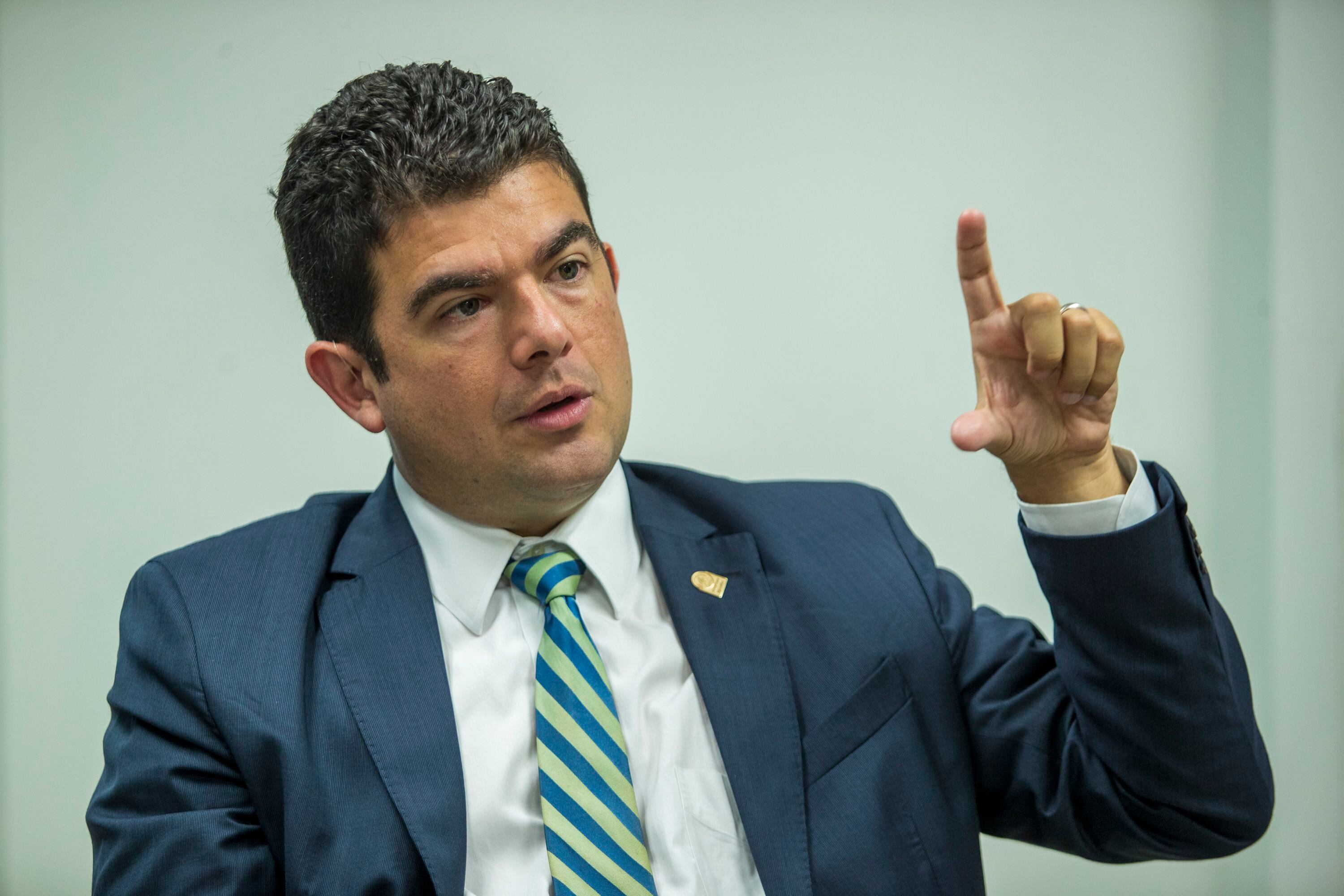 Álvaro Ramos Chaves, economista y precandidato presidencial del Partido Liberación Nacional, gesticulando mientras habla en un evento público.